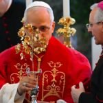 قداسة البابا لاوون الرابع عشر يحمل هدايا الى لبنان ترمز للسلام و الرجاء